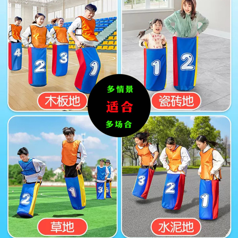 小学校の幼稚園のカンガルーはおもちゃの団を跳びます。|undefined