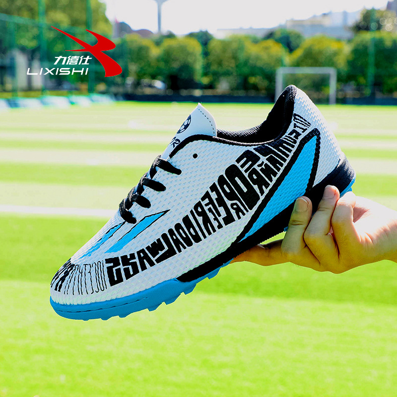 El comercio exterior maneja el inventario de zapatos de fútbol para niños zapatos de entrenamiento de alta calidad europeas y estadounidenses 24 pares 15 un par de precio de pérdida de sangre