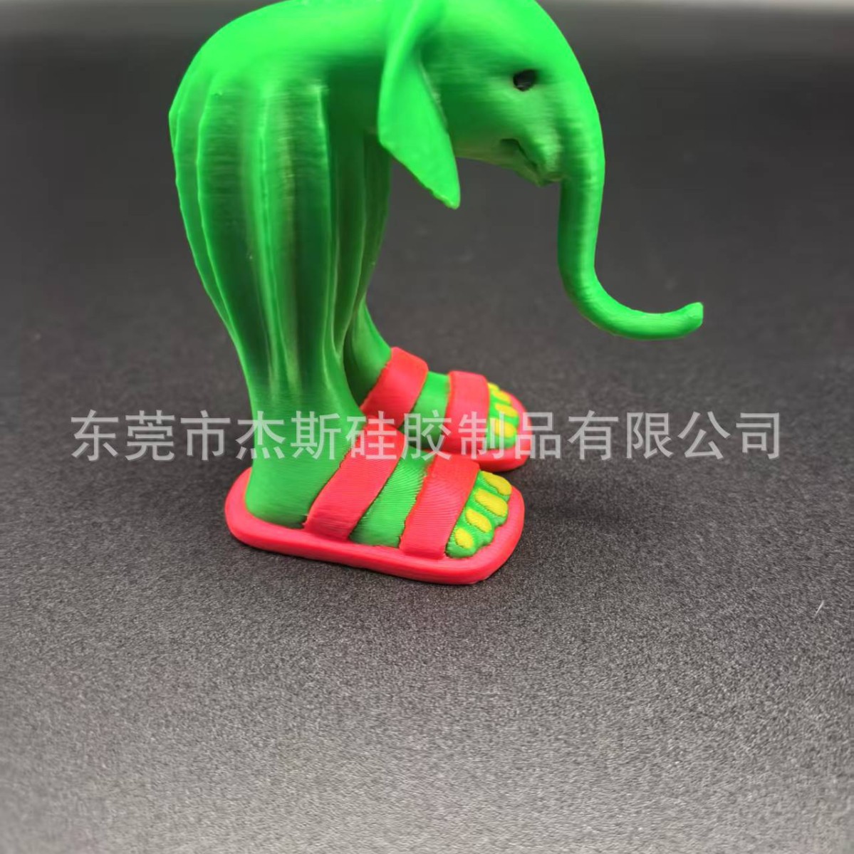 슬리퍼를 신은 코끼리