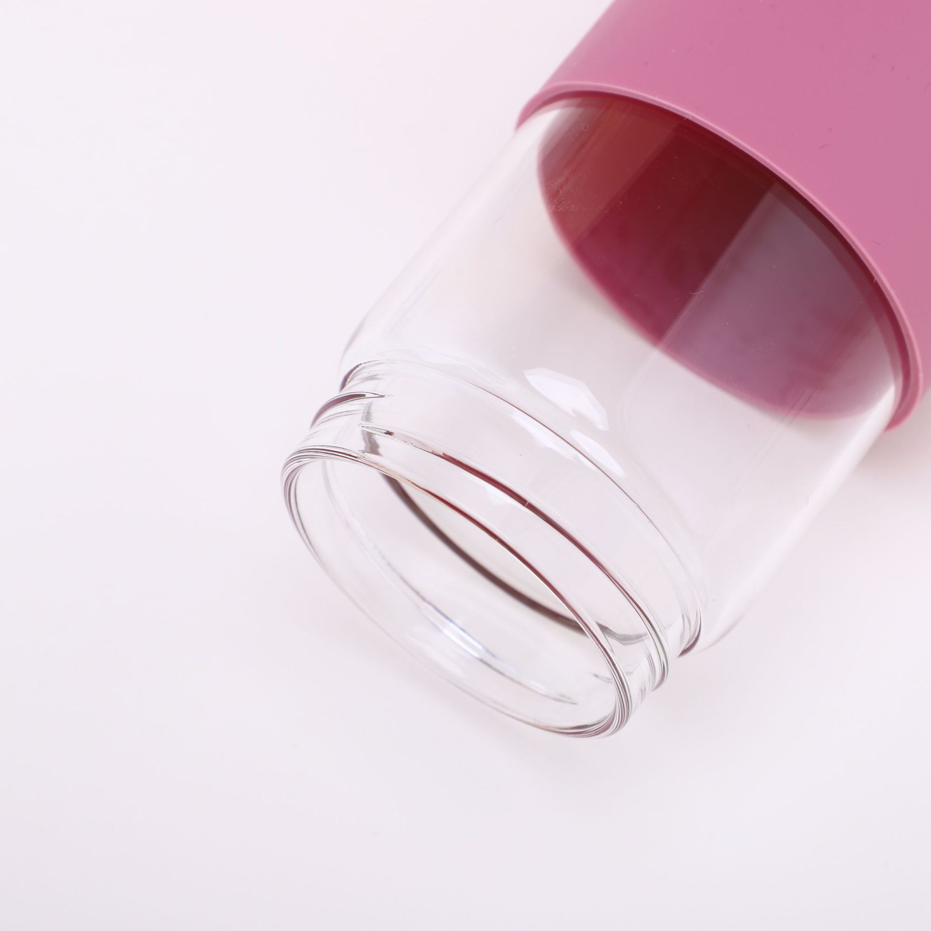 Nuevo tipo de taza de vidrio de cubierta de bambú con cubierta de silicona portátil al aire libre separación de taza de té portátil regalos al por mayor