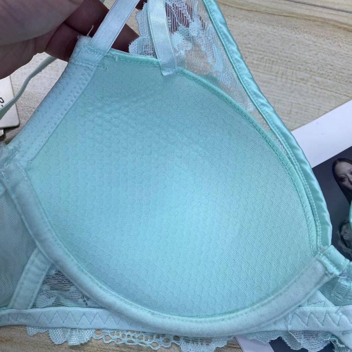 Nuevo comercio exterior europeo y americano ropa interior de dama confortable sujetador de encaje con anillo de acero fabricantes de sujetadores de esponja al por mayor