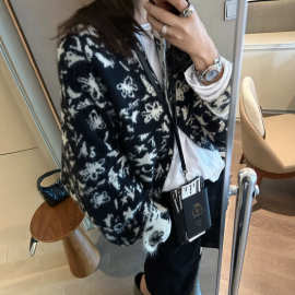 复古黑白撞色提花针织外套女秋冬新款设计感宽松蝙蝠袖两面穿开衫