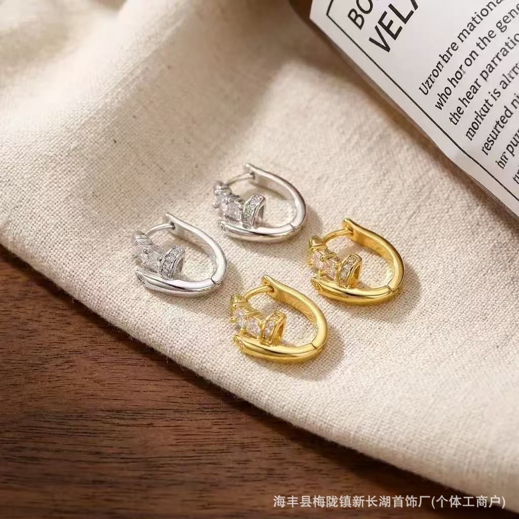 New, popular, and best-selling square cubic zirconia earrings – fashionable, minimalist, cool, and trendy hip-hop style earrings