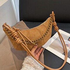 今年流行小众包包女2025春季新款时尚简约斜挎包单肩饺子包牛角包