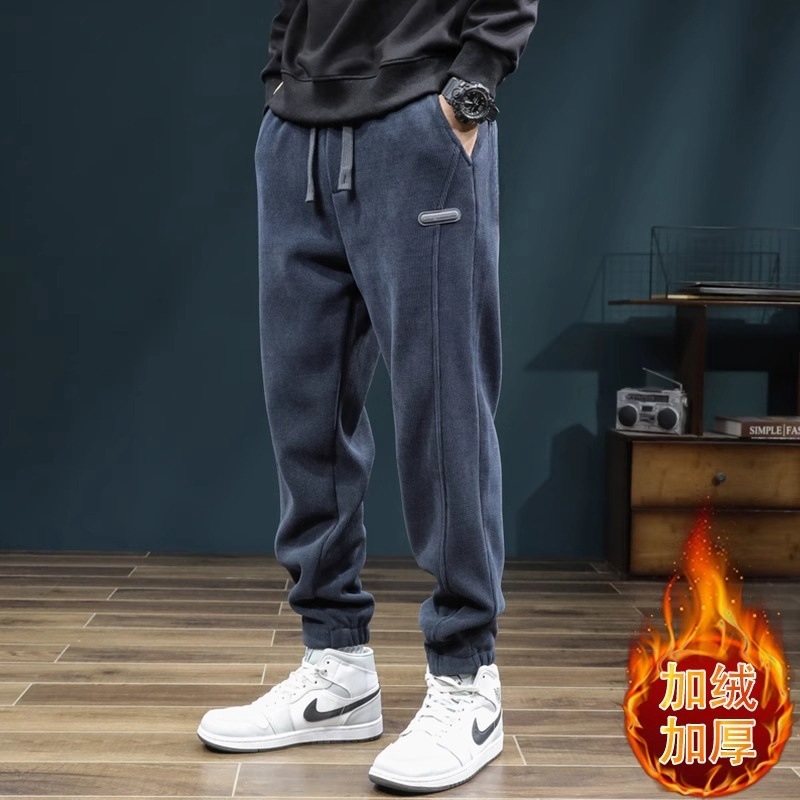 仕事をしているズボンの男性は秋冬に耐摩耗性があり、汚れに強いです。