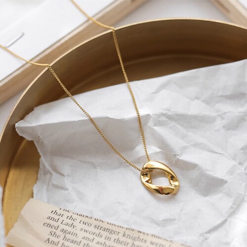 Minimalist Elliptical Teardrop Necklace for Women, Unconventional Round Hoop Pendant Lockchain with Retro Design