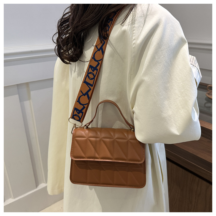 A stylish and simple diamond-shaped small square bag for the autumn and winter of 2024, featuring a solid color and a trendy single-shoulder bag for women undefined