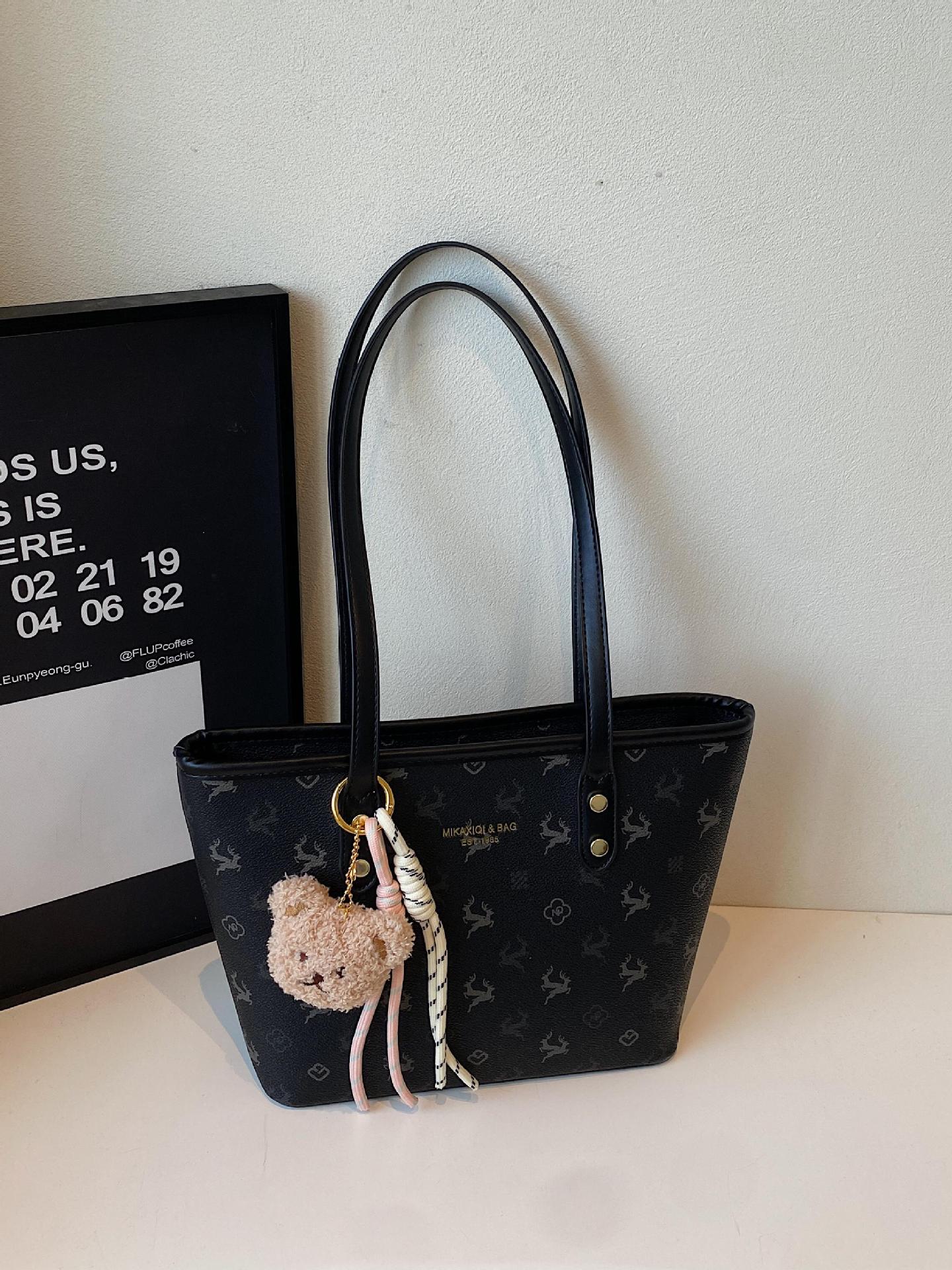 Bolsas de PU al por mayor de comercio exterior Bolsas de alta capacidad para mujeres 2025 Nuevos productos Bolsas de axilas de un solo hombro de alta gama para viajeros todo fósforo