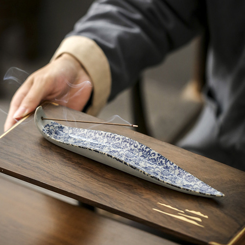 Blue and white thread incense burner incense insert ornaments ceramic creative tea ceremony offering antique sleeping incense burner household antique sandalwood burner