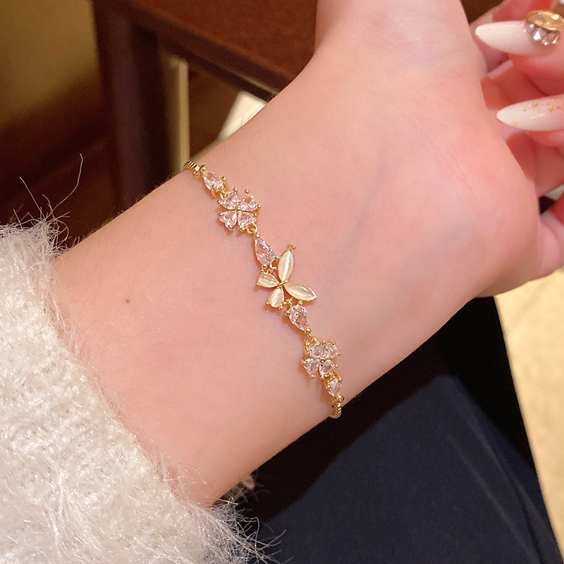 韓国の新しい真珠のブレスレットの小衆は高級感の精巧なジルコンの愛の手の串の気質の蝶結びのブレスレットを合わせます。