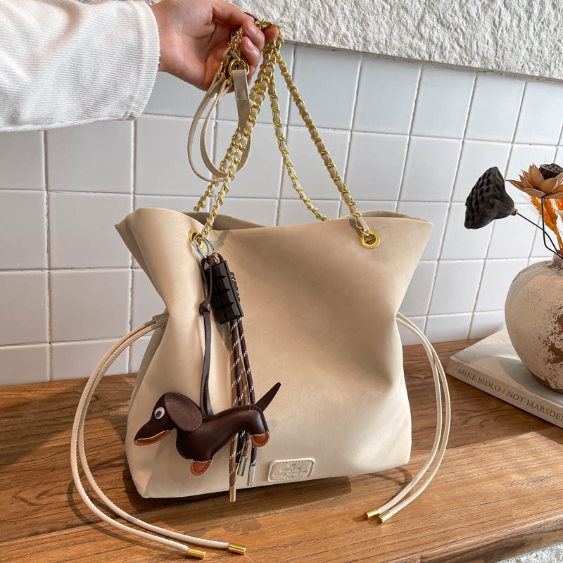 Bolsa de cubo de hombro de seda de alta calidad, bolso de cadena de estilo exterior, bolso para mujeres 2025 nuevo bolso de mochila