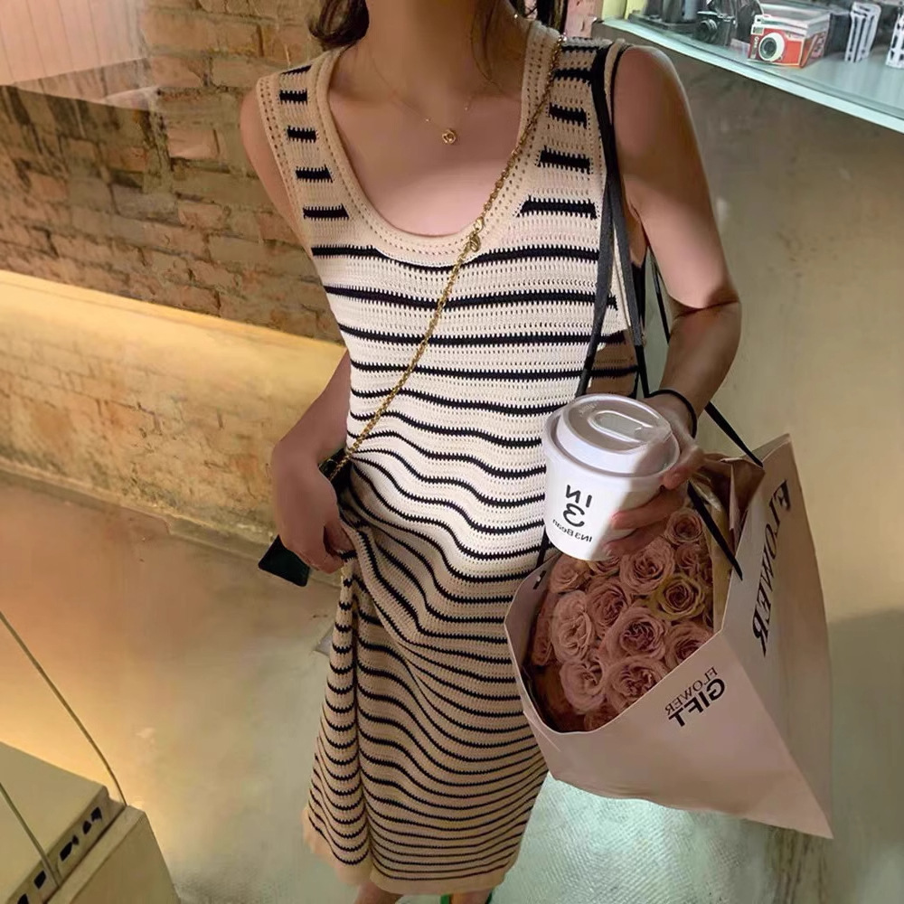 Vestido de punto a rayas de color contrastante verano 2025 nuevo delgado sin mangas suelto glutinoso delgado falda media larga de moda