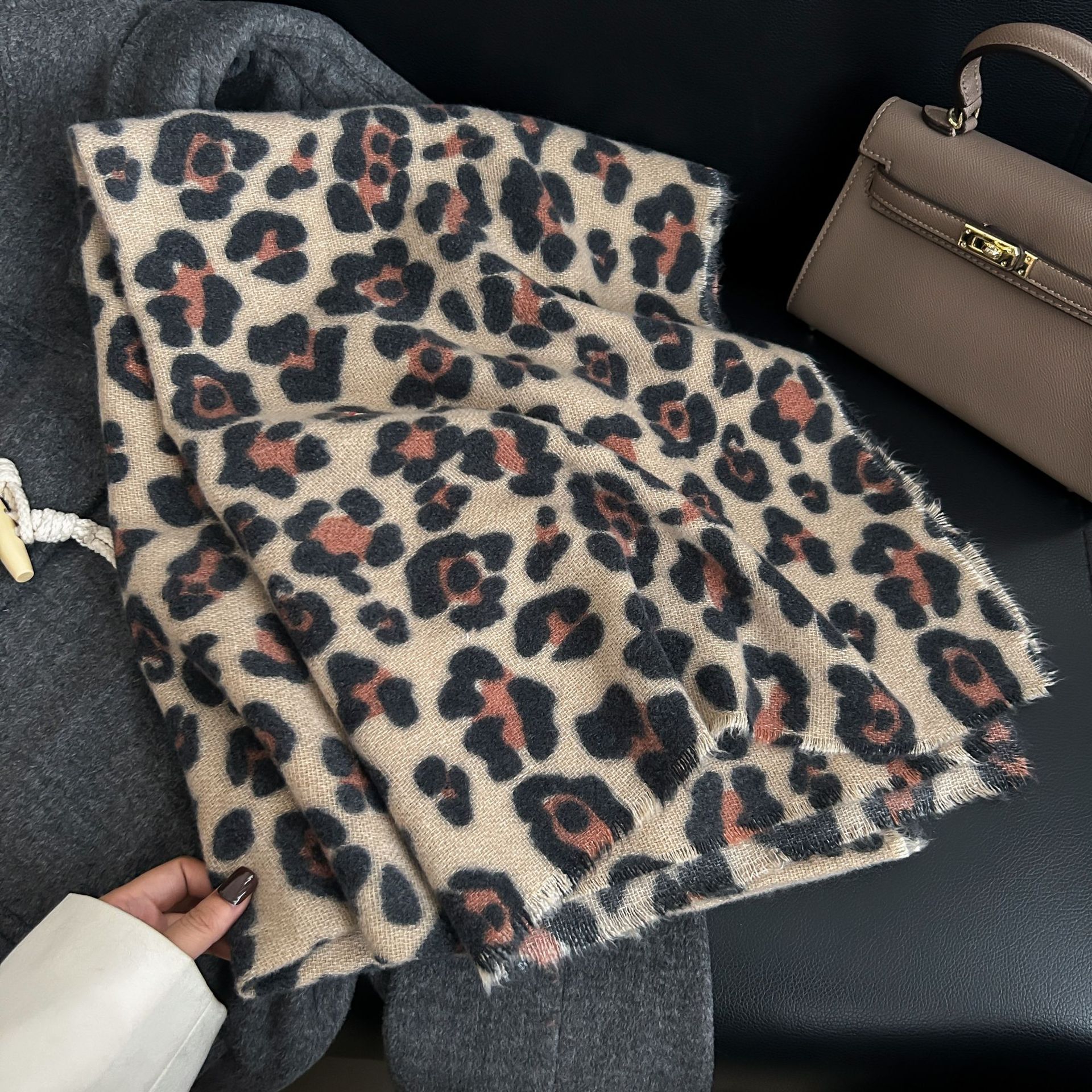 Moda europea y americana de alto nivel bufandas de leopardo otoño y invierno mujeres personalidad moderna temperamento salvaje belleza imitación de cachemire mantel cálido