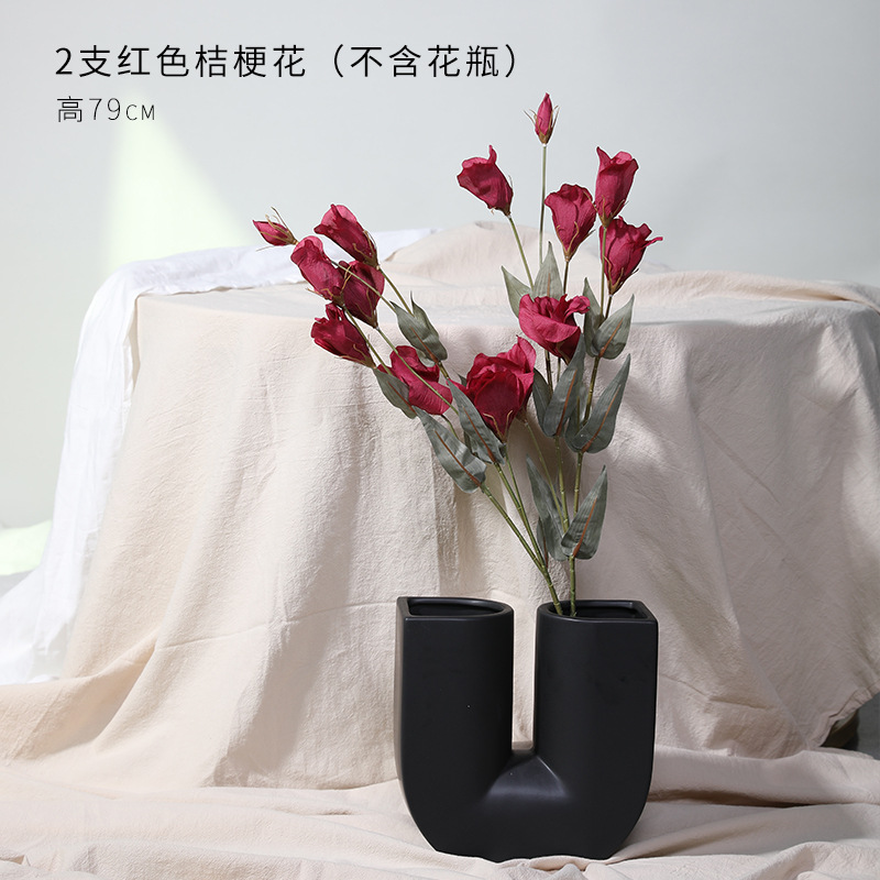 2 flores de color rojo anaranjado (excepto florero)