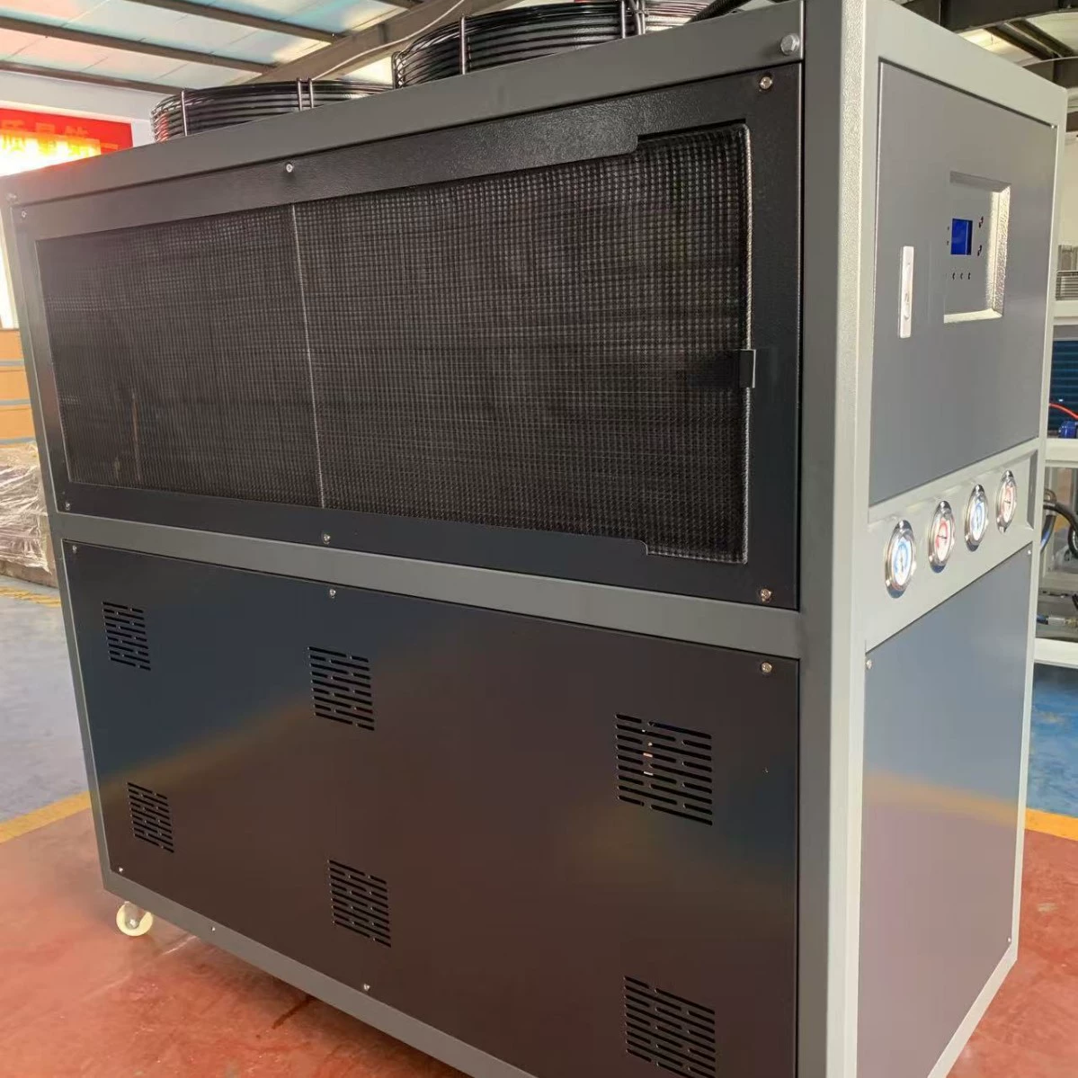 Производитель поставляет чиллеры с воздушным охлаждением мощностью 10 л.с. для охлаждения пресс-форм, литья под давлением, гальваники и циркуляции охлажденной воды.