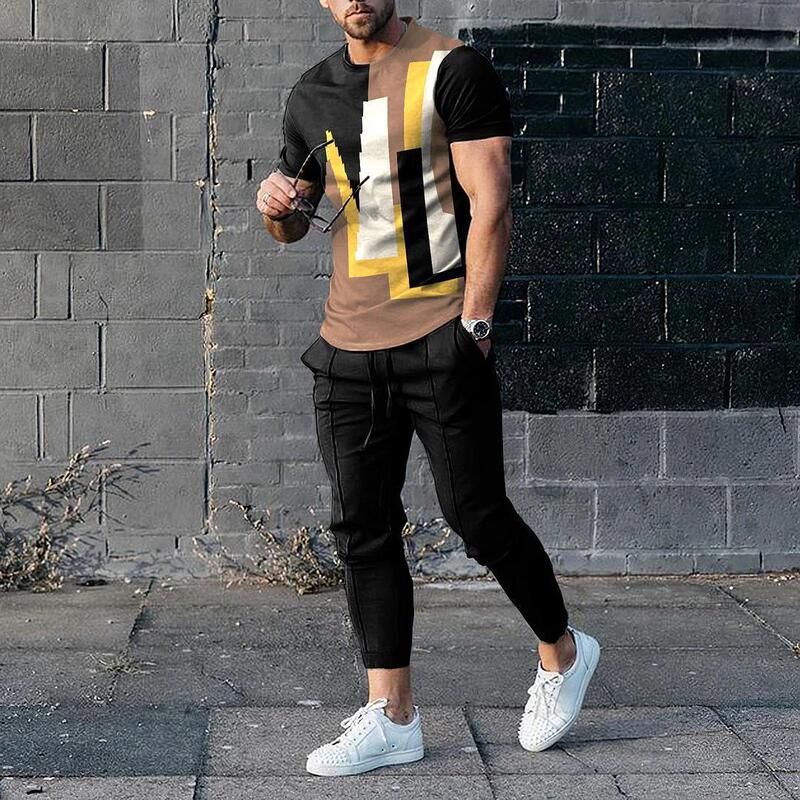 男性のスーツの夏の青年の半袖のtシャツのストライプは色のゆったりした弾力の薄い運動のズボンの2つのセットをつづり合わせます。|undefined