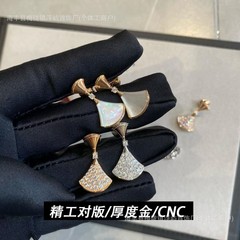 Baohjia リングマザーオブパールイヤリング、高級スカート、カルセドニーダイヤモンドスネークボーンイヤリング、ファッショナブルで多用途なドロップシッピングのリアルショット
