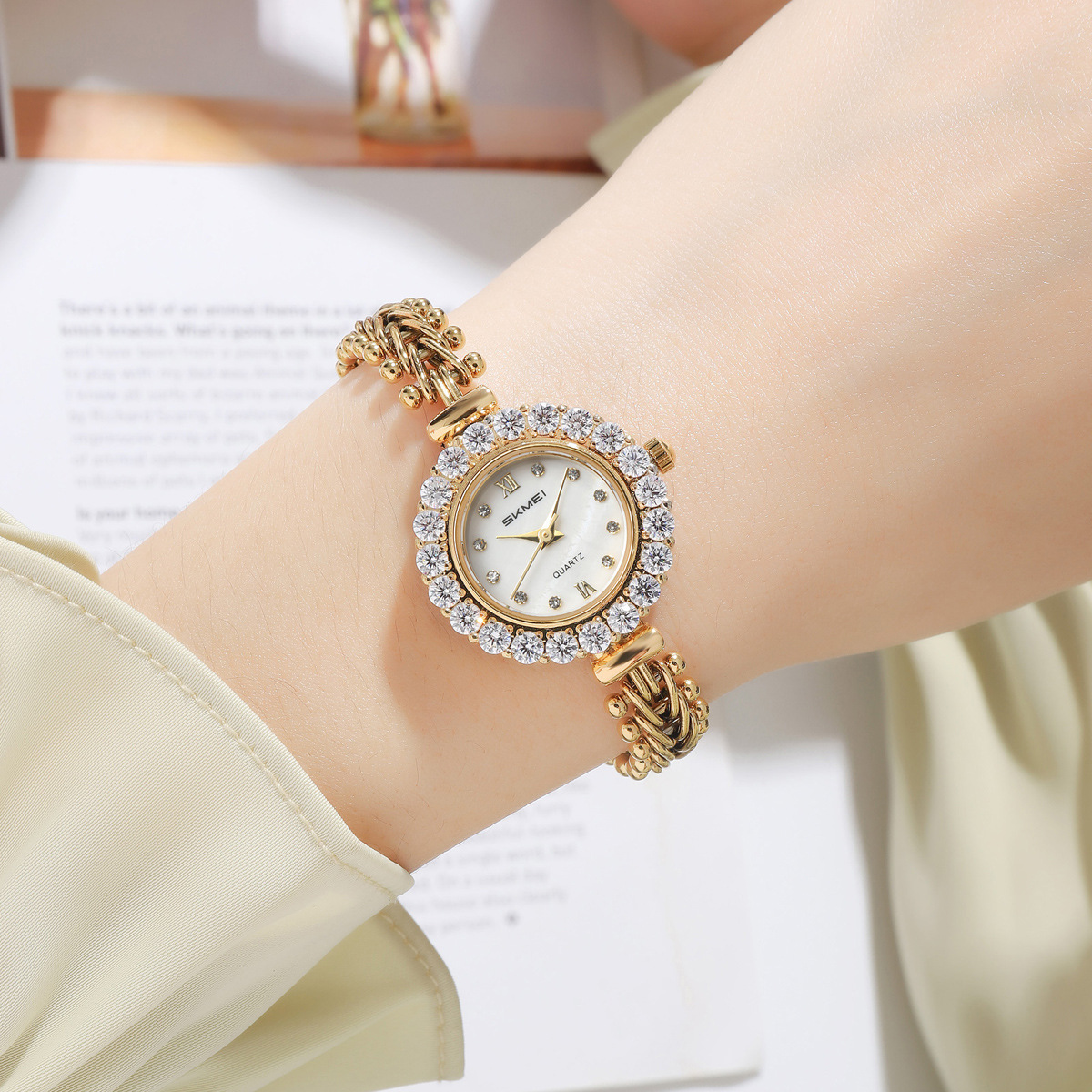 Momento de belleza de diamantes pulsera reloj de cuarzo ligero impermeable reloj de lujo mujer comercio exterior fábrica de fuente mayorista transfronteriza