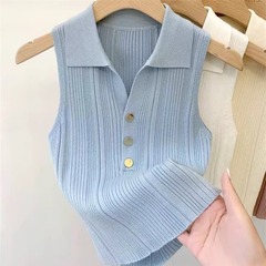Polo襟の薄いスリムなストラップの外にベストを着ています。