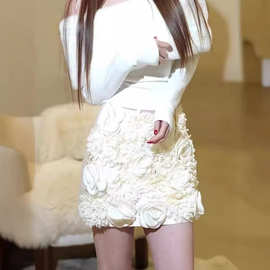甜美可爱包臀裙2024夏季法式设计感立体花朵时髦米白色半身裙短裙