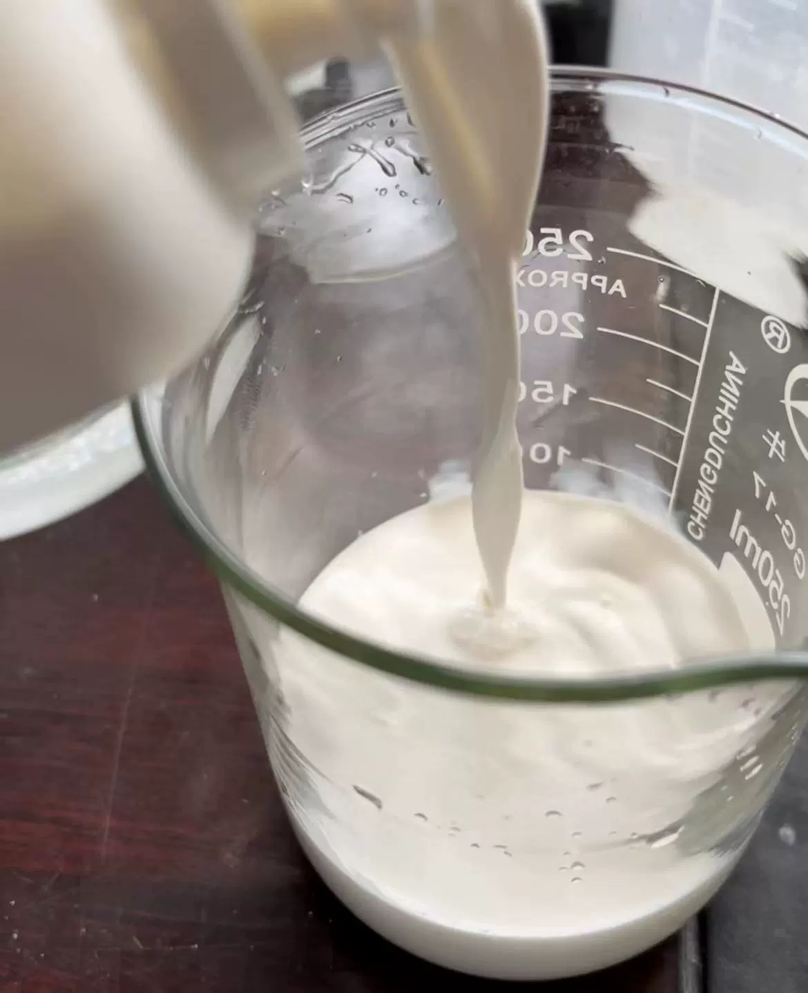 Дисперсия Стеарата кальция на водной основе с небольшим размером частиц и стабильными эмульсионными характеристиками, чтобы избежать загрязнения раствора Стеарата кальция пылью