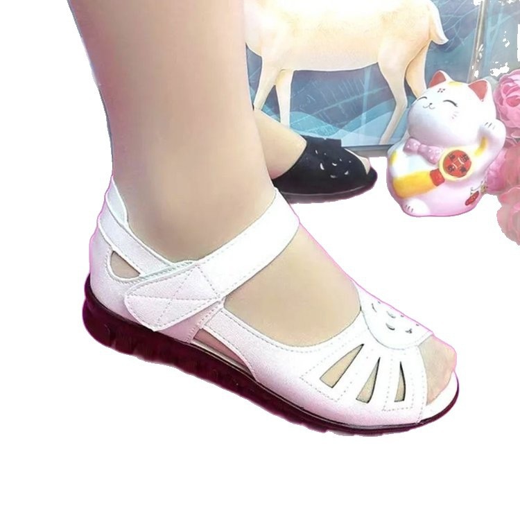 Sandalias de verano de explosión para mujeres 2026 nuevos zapatos de madre de tendón plano de mediana edad zapatos de playa