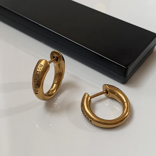 French-style temperament gold metal round hoop earrings with a misty matte sanding, simple and grand, high-end, light luxury ear hooks made of copper