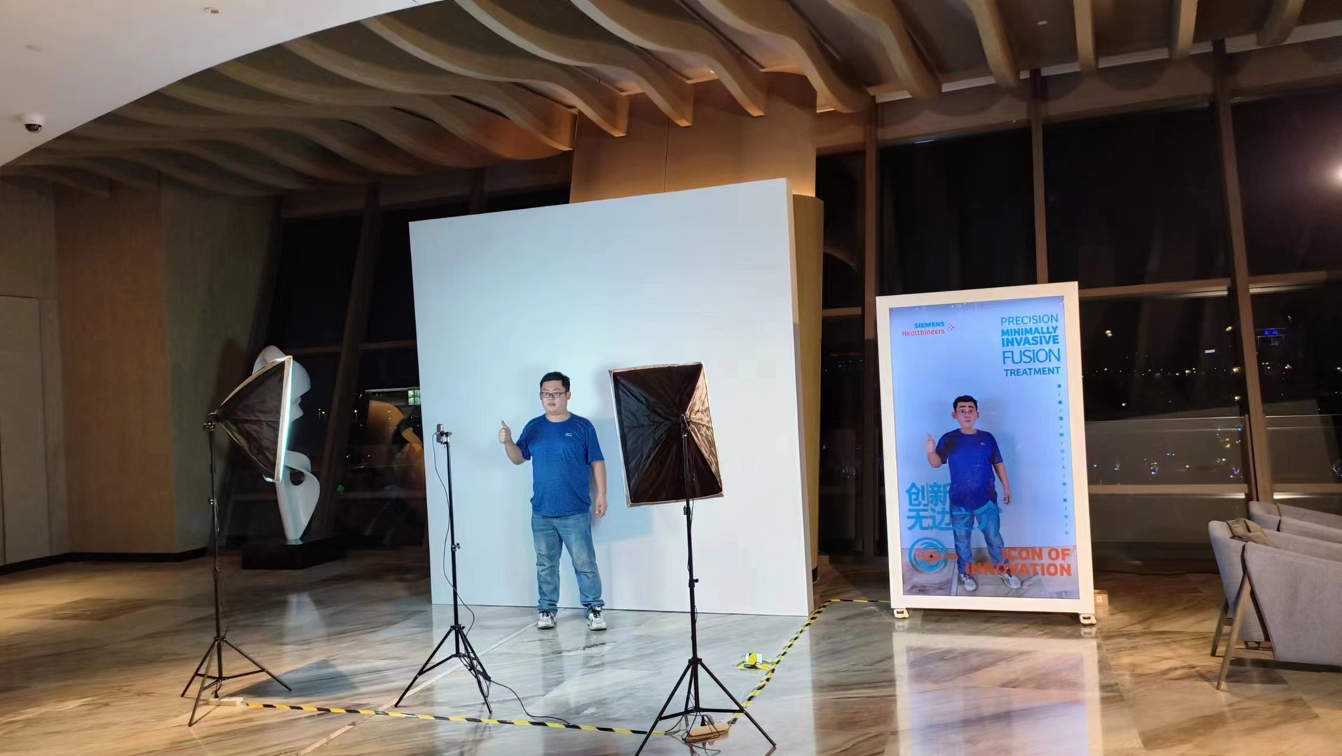 Holographic transparent screen display cabinet, 3d human body replication machine, human figure copying, interactive photography, creative AI digital virtual human Item Picture