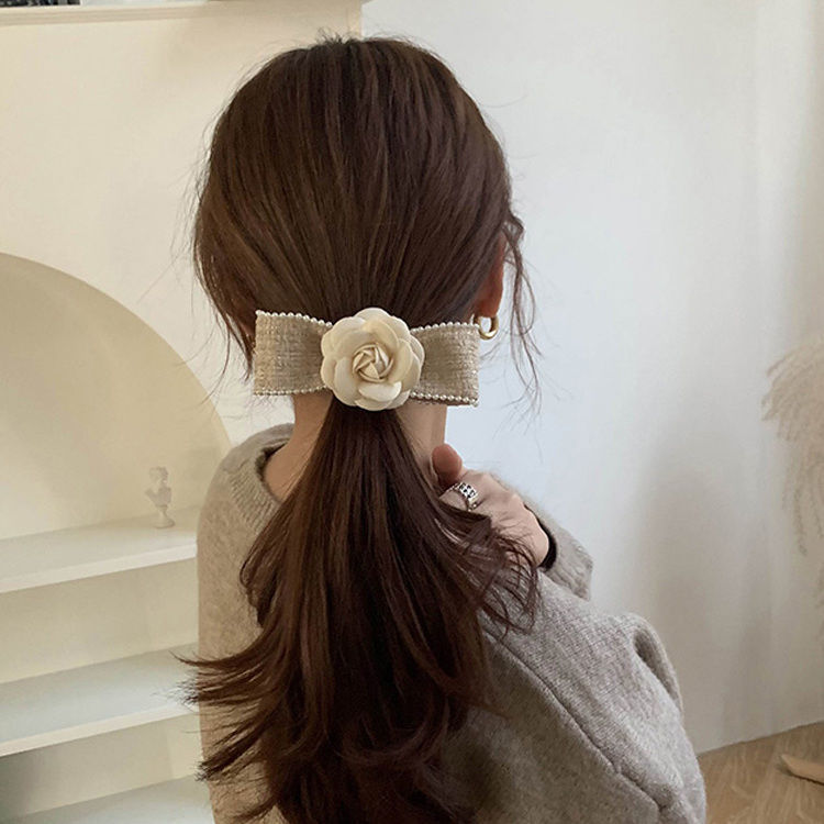 Tweed kamelia hårspänne för kvinnor i chanel stil med rosett_voghion.com