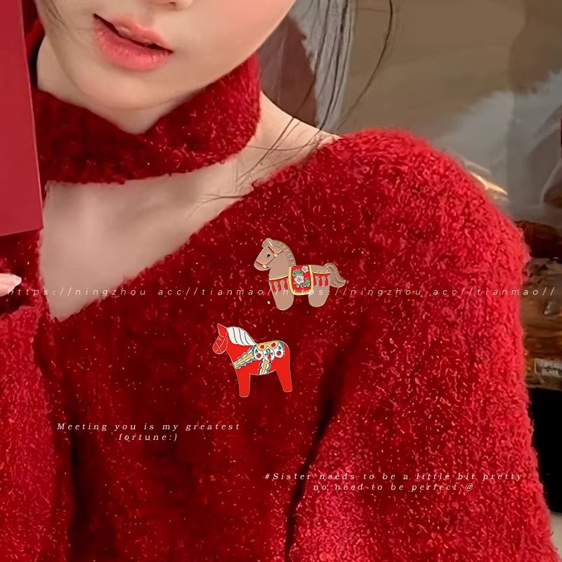Decoración de Año Nuevo Año del Caballo regalo de Año Nuevo lindo broche de dibujos animados de metal insignia pequeña barraca de mercado nocturno mayorista