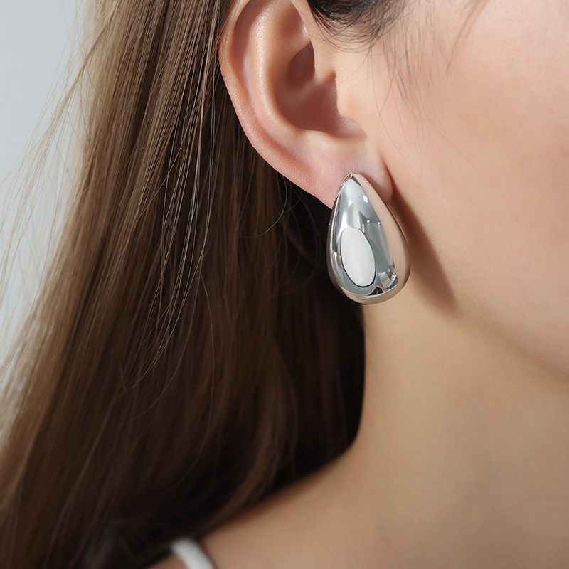 Europeo y americano transfronterizo nuevo diseño de nicho de alto grado simple titanio acero chapado en oro gota de agua pendientes de moda pendientes de la joyería para las mujeres