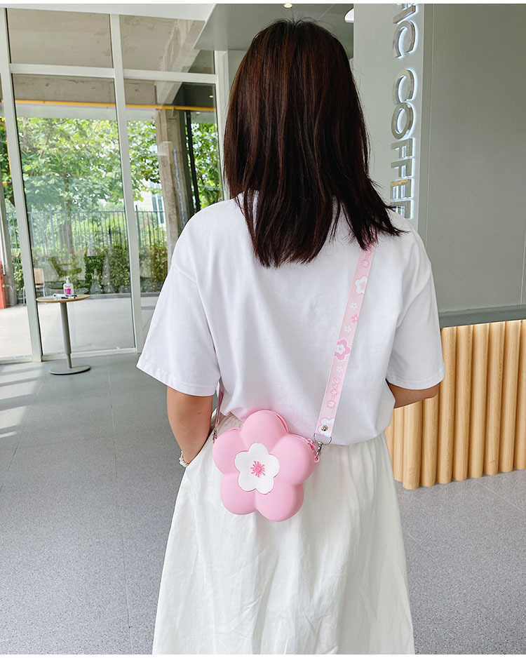 Nihaojewelry Simple Flower Shape Messenger Silicone Bag Wholesale display picture 1