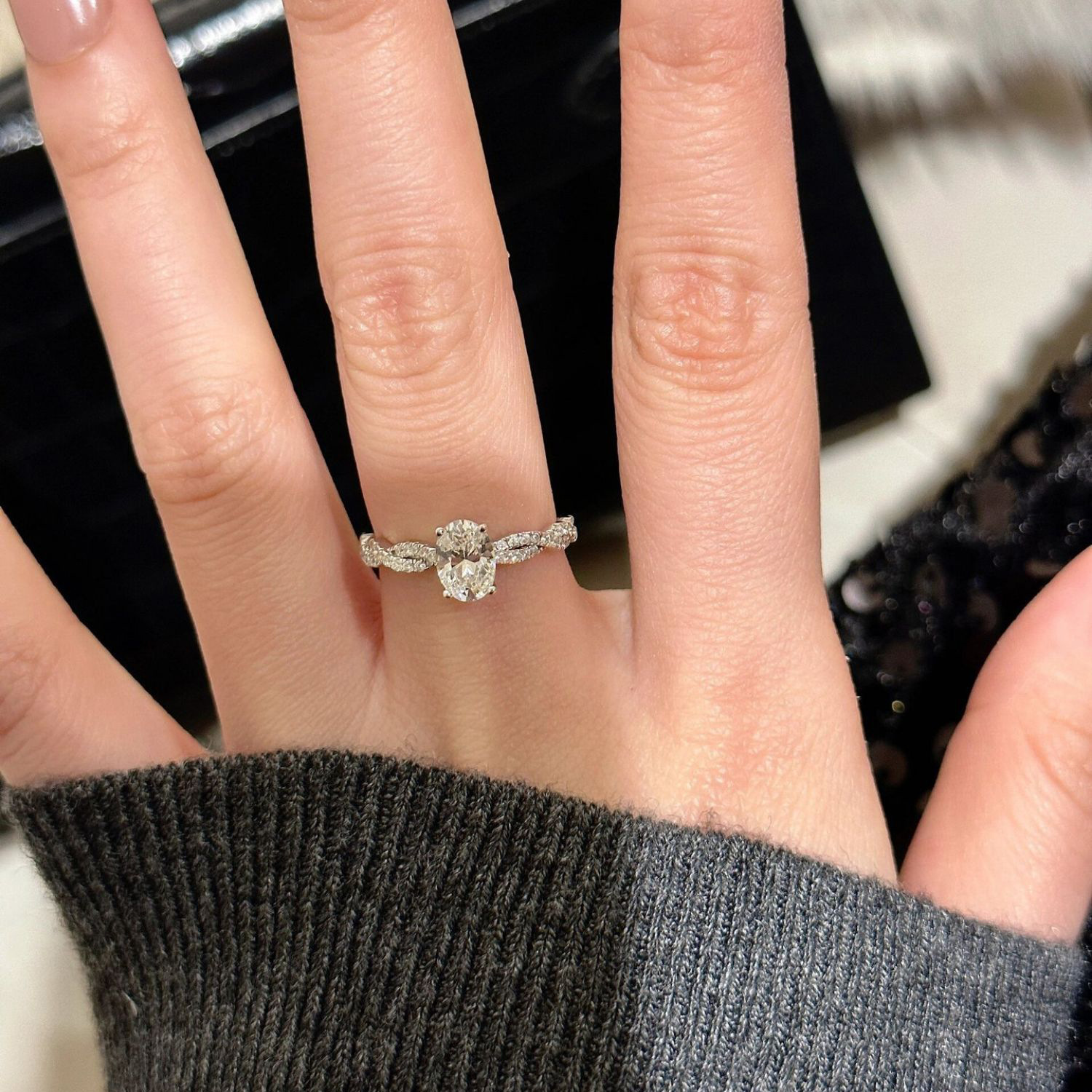 Anello aperto semplice ed elegante con intarsio a grappolo di zirconi a forma di uovo di piccione tagliato a forma di fiore di ghiaccio scintillante e nicchia girevole a forma di balletto_voghion.com