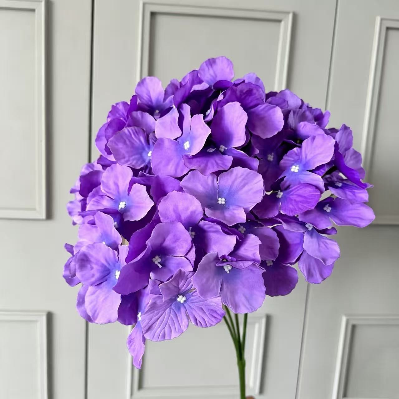 진한 보라색