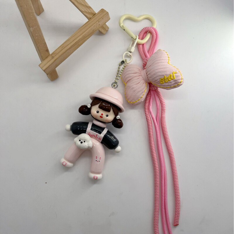 新作のスプリットポーズの女の子フィギュア、表情豊かな粘土製ハンドメイドバッグチャーム、キーホルダー、キュートなギフト、多用途なアクセサリー|undefined