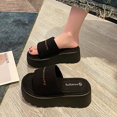 女性用厚底サンダル、2025年新作夏用スカート付きスリッパ、女性用おしゃれスリッパ