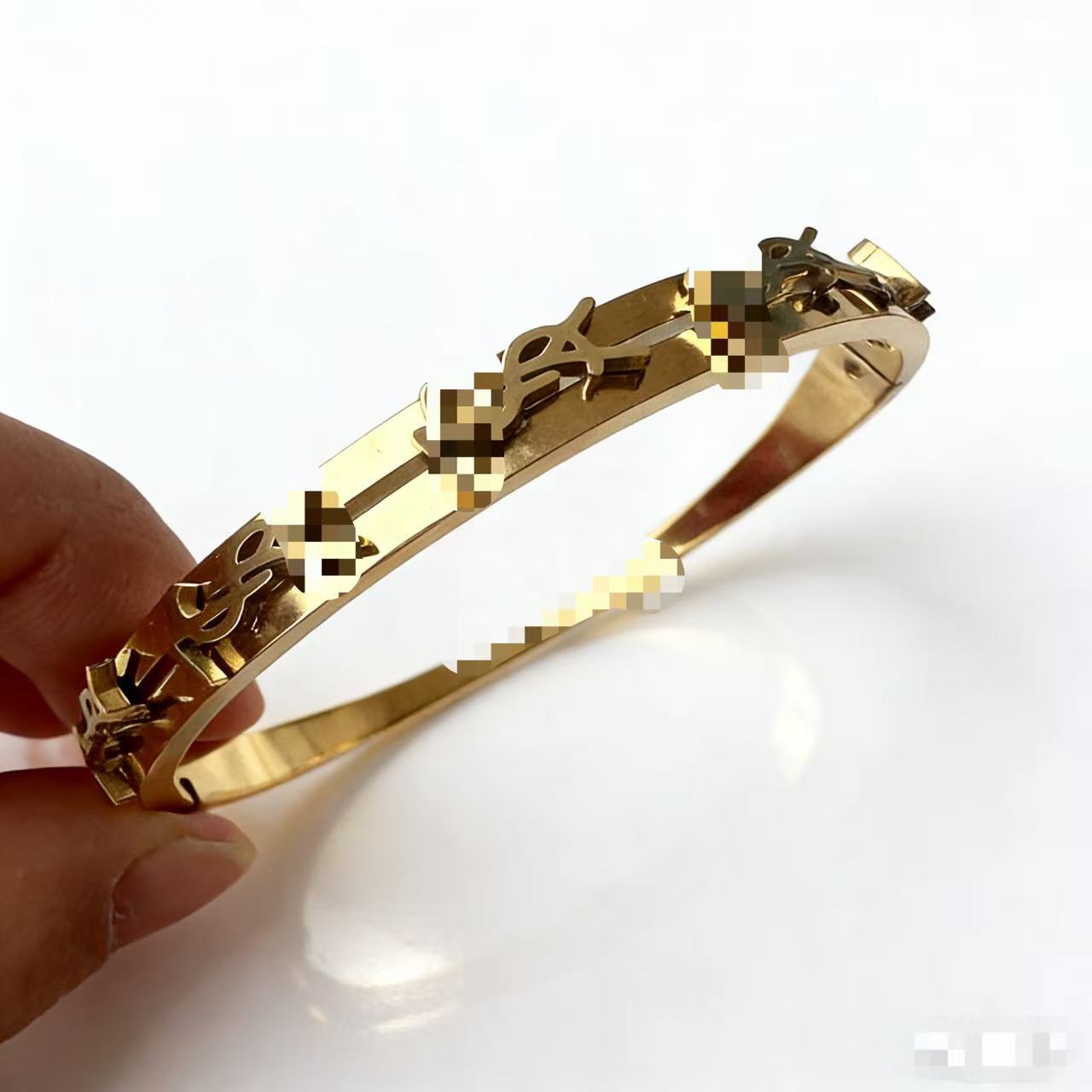 2025 新しいヨーロッパとアメリカのビッグブランドチタン鋼ブレスレット非退色ステンレス鋼ブレスレットバックルオープニングハンドジュエリー卸売