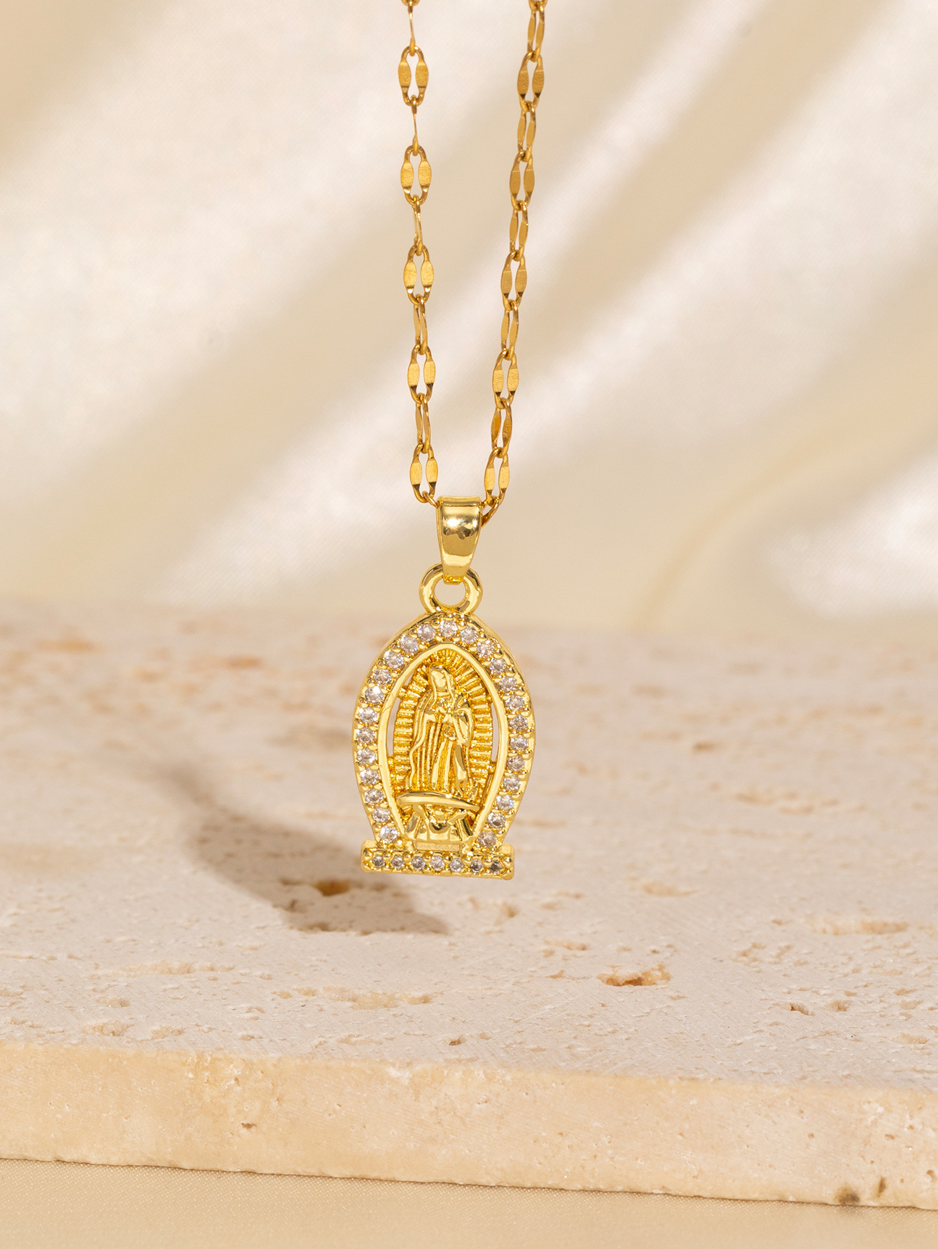 Virgin Mary Pattern Copper Plating Virgin Mary Zircon Pendant Necklace