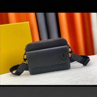 2024 New high quality Light Luxury Men's Bag Unisex Fashionable All-match Shoulder Bag Large Capacity Commuter Mobile Phone Bag