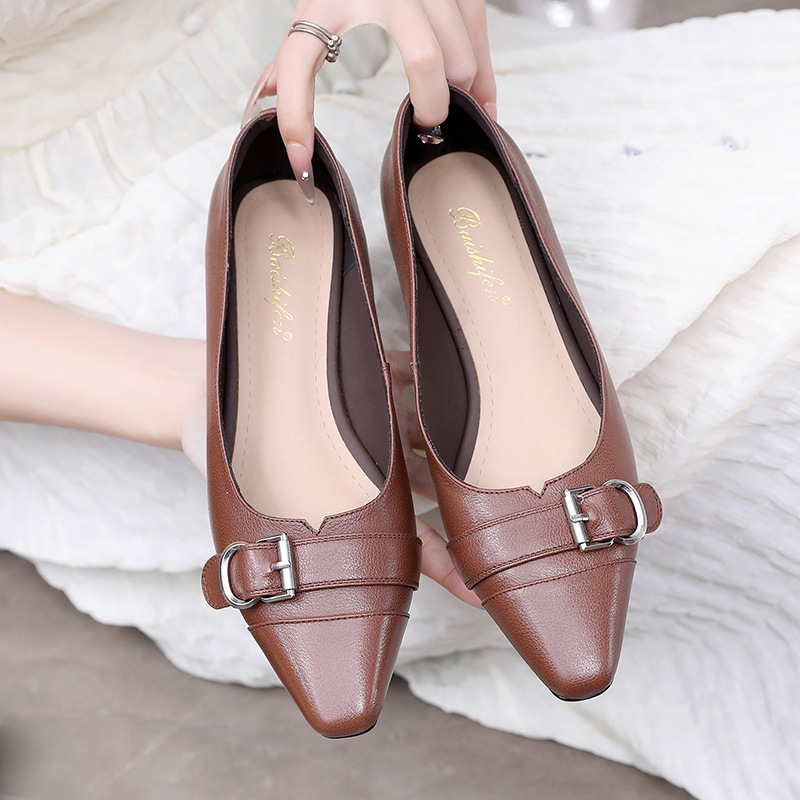 尖头皮带扣真皮浅口女单鞋2025春秋新款牛皮平跟通勤气质小皮鞋