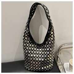 欧米のファッションは女性のカバンを持っています。