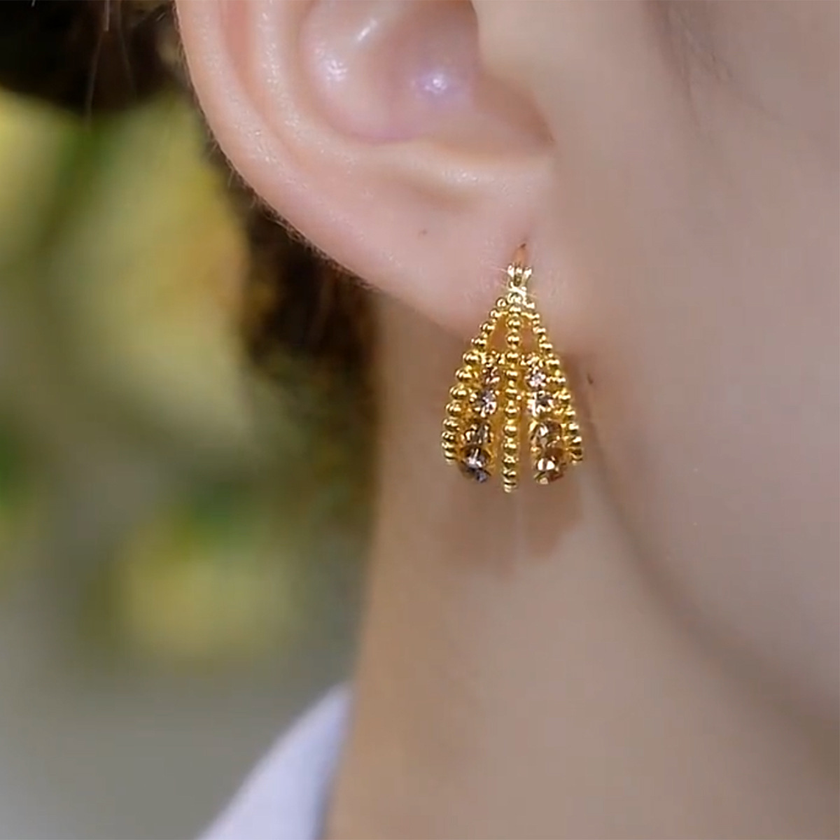 Sophisticated classic golden basket with zircon
