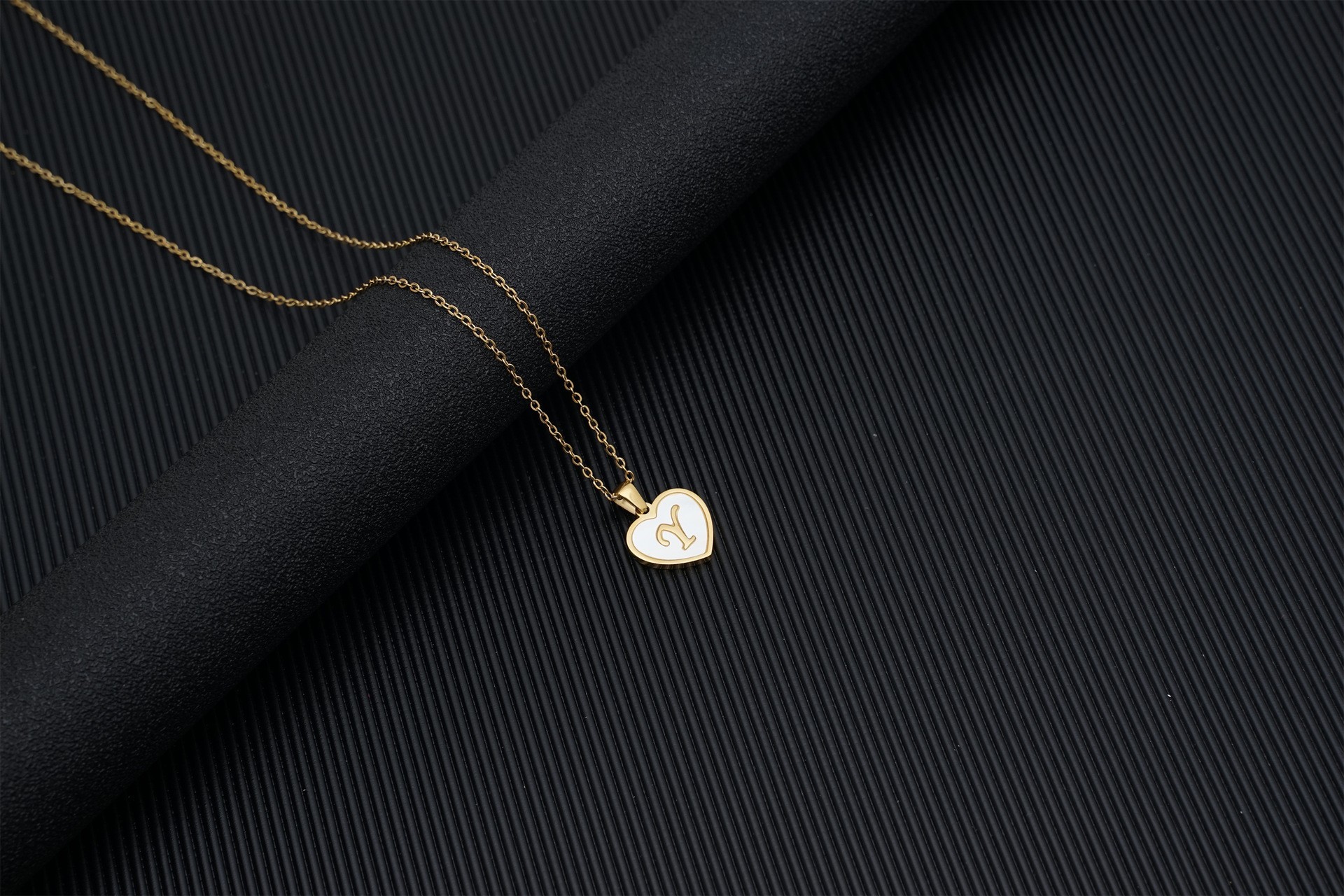 Europa y América 18K oro amor clavícula cadena de las mujeres de acero inoxidable corazón blanco madre colgante 26 letras titanio acero collar