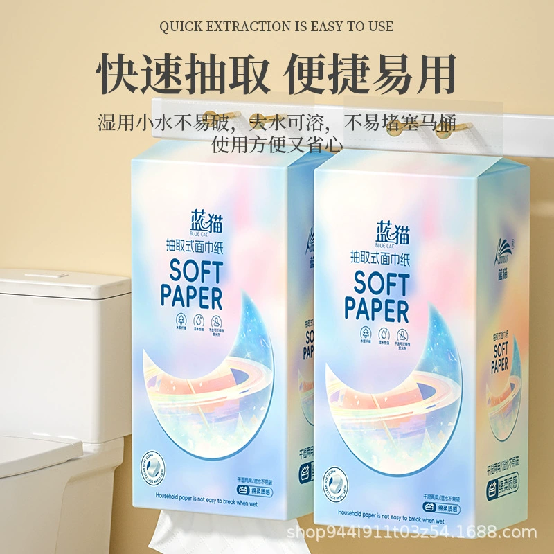 Большая сумка висит туалетная бумага висит нижняя часть туалетной бумаги