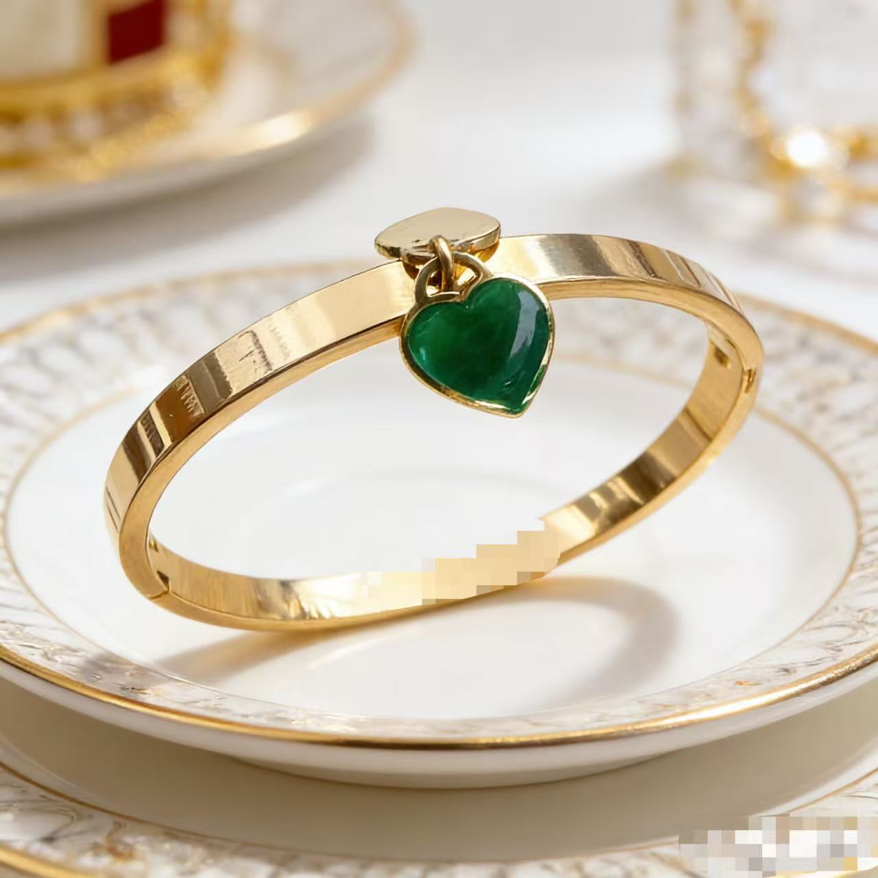 2025 新しいヨーロッパとアメリカのビッグブランドチタン鋼ブレスレット非退色ステンレス鋼ブレスレットバックルオープニングハンドジュエリー卸売