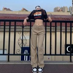カーキ色のストレートジーンズの女性は秋冬に腰が高くてゆったりしていて、やせています。