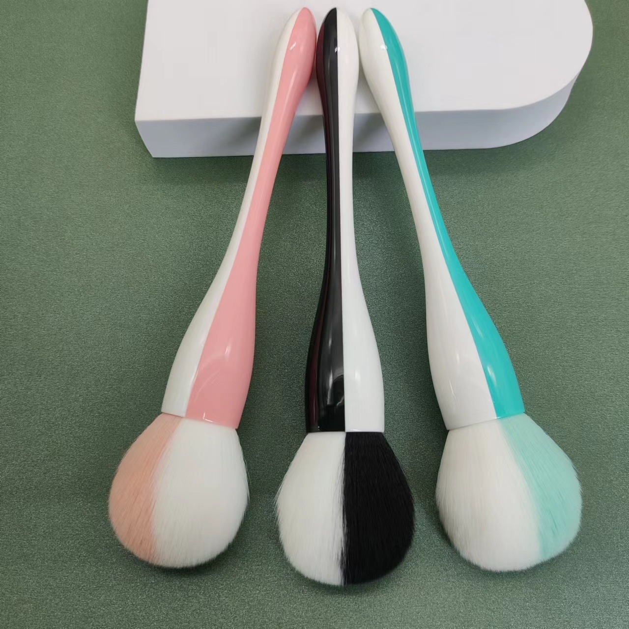 Nuevo doble color a juego pequeña cintura cepillo suelto doble color a juego cabeza redonda Blush cepillo herramientas de maquillaje en stock al por mayor