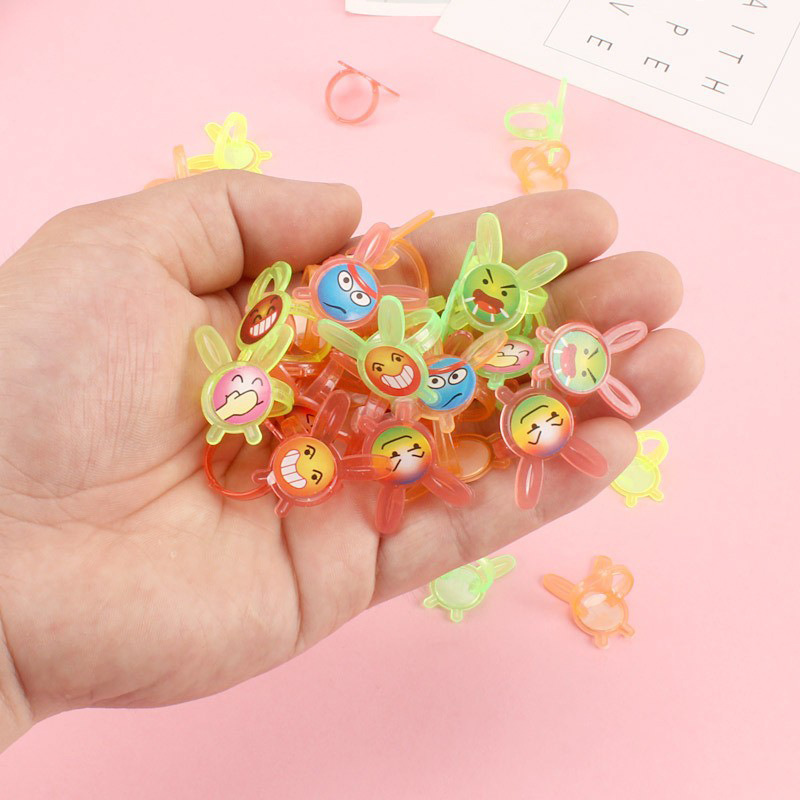 Mini anillo de plástico dibujos animados emoticon anillo de juguetes para niños regalos de jardín de infantes escaneo de código ventas calientes image 2