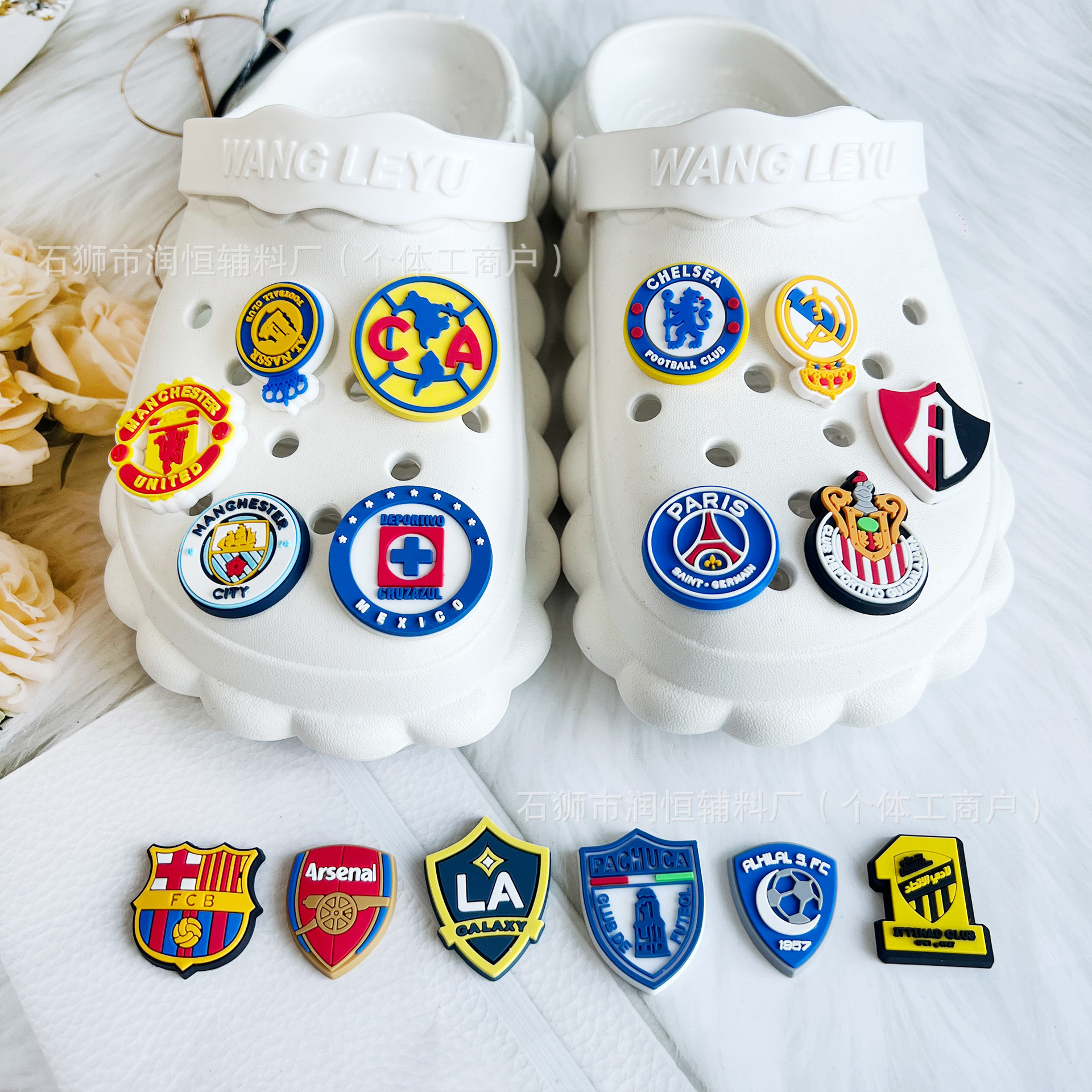 Nuevo equipo de fútbol zapatos de marca hueco de flores accesorios de zapatos de venta caliente transfronteriza botón de dibujos animados desmontable pegamento de PVC suave image 3