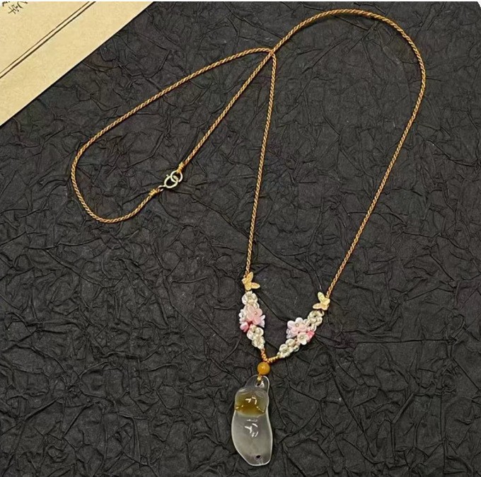 뚱뚱한 오렌지 고양이 꽃 땋은 목걸이
